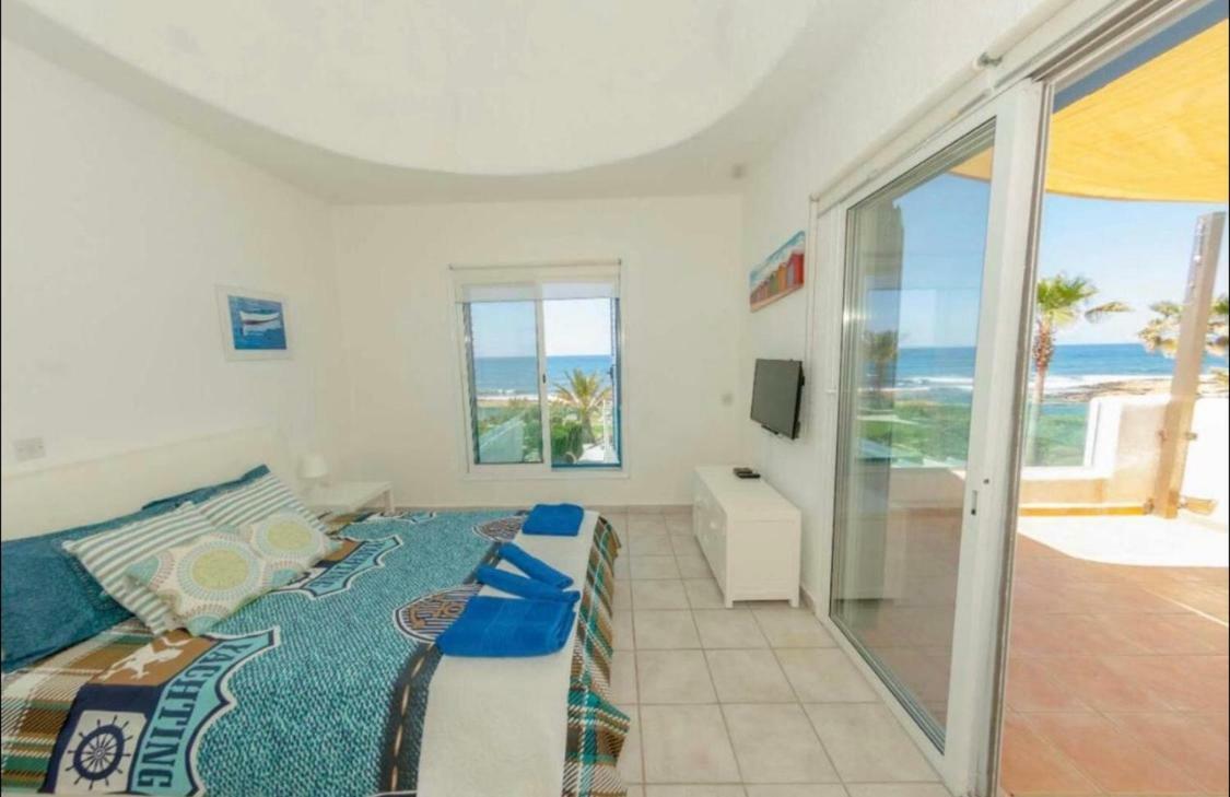 34 Beach Villa Paphos Bagian luar foto